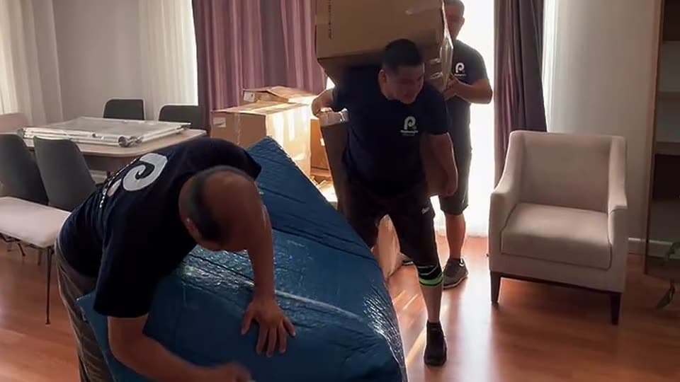 Rüçhanoğlu Nakliyat ekibi eşyaları paketleyip taşıyor